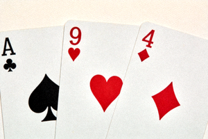 由黑桃A、红心9、方块4组成的单张牌型示例图片，三张牌花色点数均无关联
